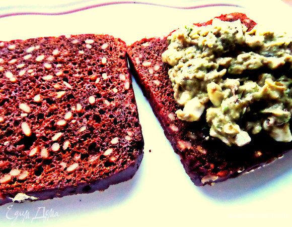 Распределяем намазку на подсушенный в тостере хлеб (это можно сделать прямо на пикнике). Хлеб у меня ржаной с семечками,просто из тостера с маслицем-уже вкусно :)