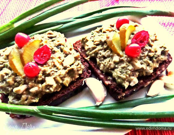 Украшаем огурчиком и садовой клюквой.