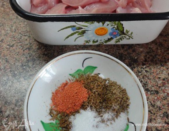 Прежде всего замаринуйте курицу. Для этого нарежьте ее небольшими кусочками (примерно 4х2 см). Подготовьте маринад. Для этого соедините 2 чайные ложки молотого кумина (зиры), 2 чайные ложки молотого кориандра, 1/2 ч. ложки молотого красного переца (острый), 1/2 чайные ложки соли. Этой смесью засыпьте курицу, перемешайте и оставьте в холодильнике 30-40 минут мариноваться.
