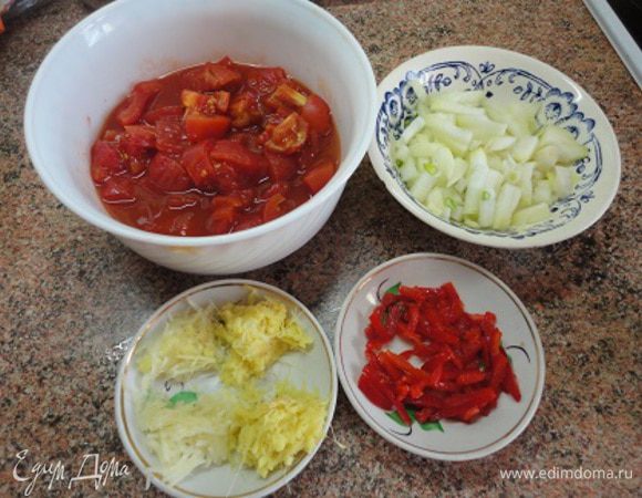 Мелко нарежьте луковицу, консервированные томаты кубиками, перчик чили очистить от семян и тоже мелко нарезать, имбирь и чеснок натереть на терке. Тертый имбирь и чеснок разделите на две части, каждая из них понадобится на разных этапах приготовления.

