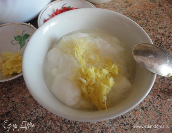 Приготовьте соус из йогурта: добавьте к нему половину имбиря и чеснока, влейте 1 столовую ложку растительного масла, хорошо перемешайте. Он понадобится позже для курицы и для соуса тикка масала.