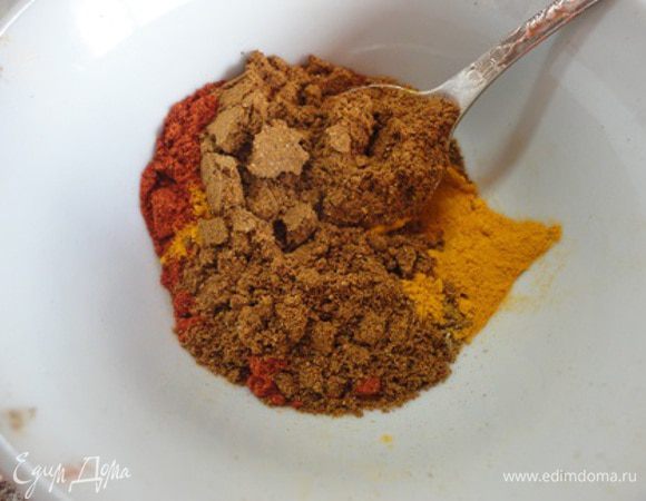 Пока курица маринуется и настаивается йогурт, начните готовить соус. Подготовьте сухие специи, т.е. соедините их в одной чашечке остальной кумин, куркуму, паприку, гарам масала и сахар. Выдавите из лимона 1 столовую ложку сока. Отмерьте нужное количество сливок.