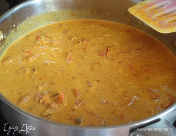 Влейте сливки и лимонный сок, посолите, поперчите по вкусу, доведите до кипения и потом на медленном огне готовьте 10-15 минут, периодически помешивая. Соус загустеет, а пряности раскроют свой аромат. 