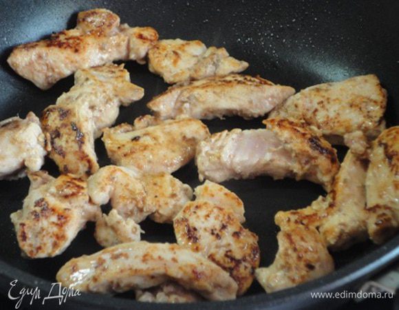 Пока готовится соус, надо обжарить курицу. Для этого добавьте 3-4 столовые ложки имбирно-чесночного йогурта к курице, перемешайте, чтобы кусочки искупались в соусе. У меня нет сковороды-гриль, поэтому я обжаривала курицу порционно на сковороде с антипригарным покрытием без масла до образования корочки.
