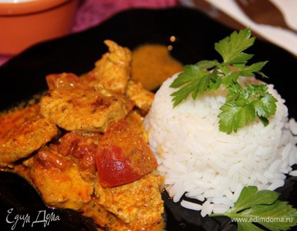  Выложите курицу и остатки йогурта в соус, перемешайте, доведите до кипения и оставьте на огне на 3-5 минут. Подавайте курицу в соусе тикка масала с отварным рисом, украсив зеленью по вкусу. Мне кажется, что этот соус имеет право на самостоятельное существование. Его можно подавать отдельно для других мясных блюд или просто с лепешкой. Приятного аппетита!
