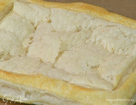 Противень выстелить бумагой для выпечки, выложить тесто, наколоть вилкой и слегка подпечь в разогретой духовке, так чтобы оно не пропеклось до конца, но было хрустящим и воздушным.