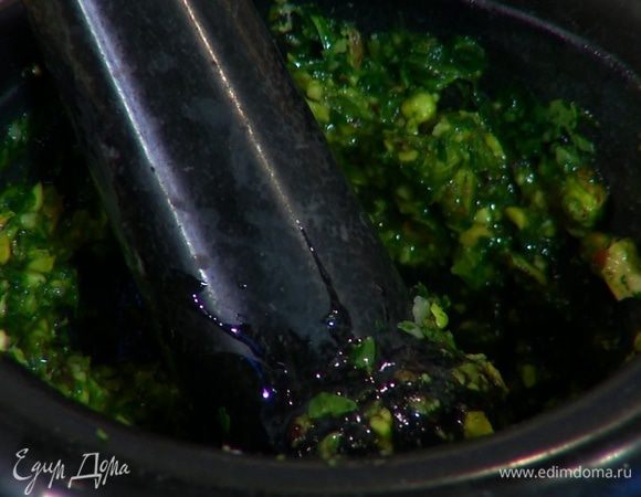 Приготовить заправку: в ступке растереть чеснок с солью, добавить руколу и все растереть, всыпать фисташки, еще немного растереть, затем влить оливковое масло и все перемешать.