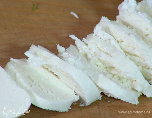 Козий сыр нарезать кружками.