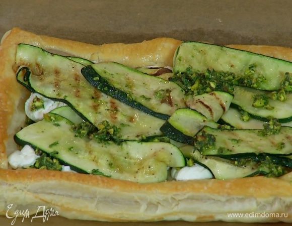 Смазать пирог оставшейся заправкой и выпекать еще 3–5 минут.