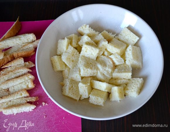 Возьмите 4-5 ломтика хлеба. Отрежьте корочки, нарежьте на кусочки и залейте небольшим количеством молока (у меня ушло 120 мл). Отставьте на минуту в сторону.