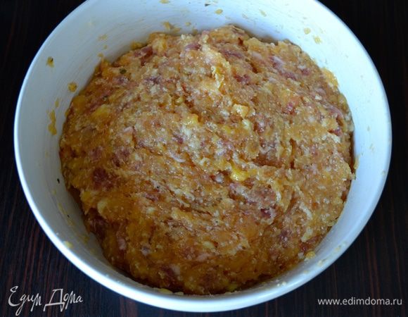 Как следует тщательно всё перемешайте руками до однородного состояния. Накройте миску с фаршем пленкой и поставьте в холодильник на то время, пока мы будем готовить украшение из овощей. 