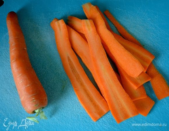 Итак, овощи... Морковь очистите и нарежьте вдоль тонкими полосками шириной примерно 2-3 мм. Отварите её 3-4 минуты в кипящей подсоленной воде. Достаньте из воды, слегка сполосните под холодной водой и очень осторожно осушите. Мне ещё пришлось уже вареные полосочки разрезать вдоль пополам, т.к. они получались очень широкими. Помидор вымойте и, разрезав его пополам, удалите семена и дайте стечь жидкости. Нарежьте продольные полосочки.