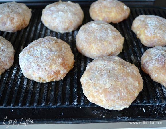 Достаньте фарш и смоченными в воде руками сформируйте небольшие слегка приплюснутые котлетки. У меня получилось 13 штук.