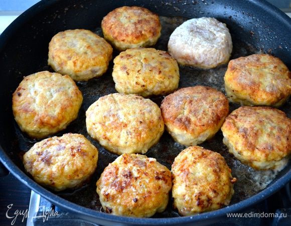 Обжарьте котлетки на растительном масле до готовности. 