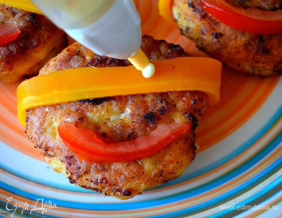 Теперь для украшения котлеток просто оберните их полосочками из моркови. И выдавите две капельки майонеза, наподобие глазок. Добавьте полосочку помидора.