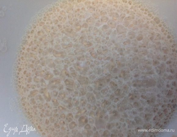 В молоко комнатной температуры высыпаем дрожжи, соль и ванильный сахар, перемешиваем и даем постоять 20 мин. Дрожжи заиграют как на фото.