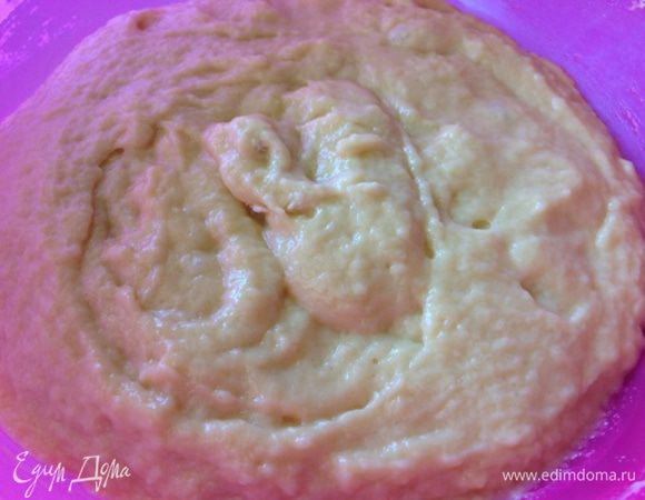 Выливаем в углубление смесь с дрожжами, вбиваем 3 яйца, предварительно растопленное масло и обычный сахар, жемчужный сахар оставим на потом!
Перемешиваем и даем постоять под полотенцем 40-45 мин.