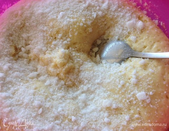 После того, как тесто поднялось, аккуратно вмешиваем ложкой жемчужный сахар (или побитый кусковой).