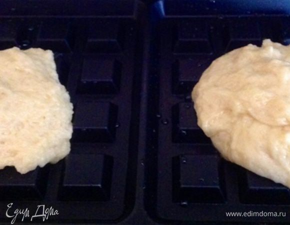 На хорошо разогретую и смазанную маслом (только 1 раз в самом начале) вафельницу выкладываем столовой ложкой порции теста и закрываем вафельницу.