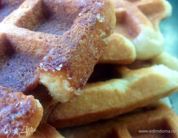 Вот на этом фото видно как карамелизируются кусочки сахара при выпечке.
В корочке вафли периодически будет встречаться такая сахарная карамельная хрустинка -это обалденно вкусно!

