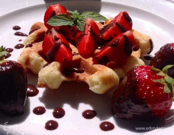 Это самые вкусные вафли на свете! Вкусней вафель я не ела никогда!
Подавать их можно с чем только хотите, сами по себе вафли достаточно сладкие. 
В паре в чашечкой кофе - это райское наслаждение ! :-)
Пеките и радуйте близких :-)
Приятного аппетита :-)