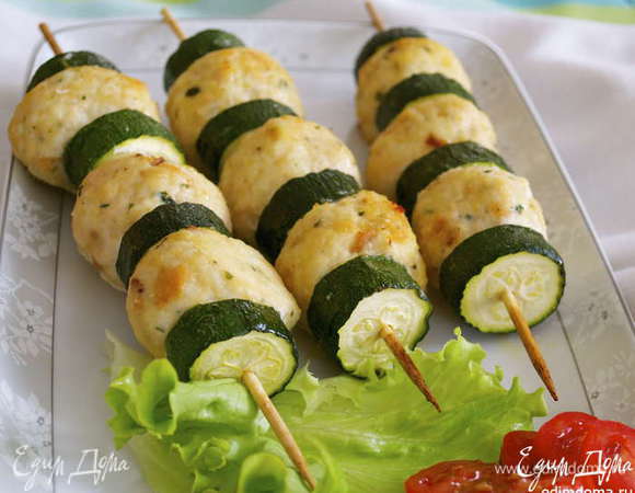 А ещё советую попробовать вот такие симпатичные и нежные тефтельки из курицы - http://www.edimdoma.ru/retsepty/67552-letnie-shashlychki-s-tsukini-i-kurinymi-teftelkami-dlya-eleny-kovach Такой рецепт подойдет и для более маленьких детишек! )