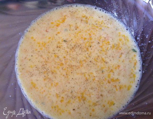 Яйца взбить добавить молоко посолить по перчить.