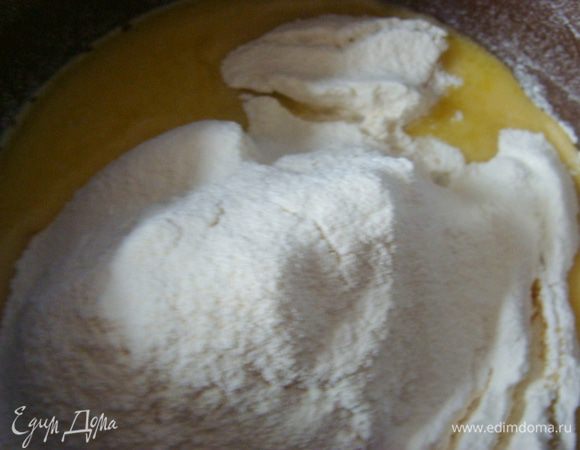 В кастрюлю налить воду, положить масло, соль, сахар.
Сахара нужна всего щепотка, но мне нравится класть 1ст/л, поэтому я написала - по вкусу.
Растопить все на медленном огне, снять с плиты.
Добавить просеянную муку.