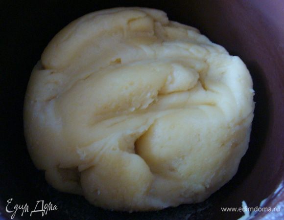 Вернуть кастрюлю на плиту. Огонь должен быть совсем небольшой. Постоянно мешать, скатывая тесто в шар, т.е. мешать к центру, примерно 3 минуты. Шар должен быть довольно плотный.
Снять с огня и переложить в миску.
