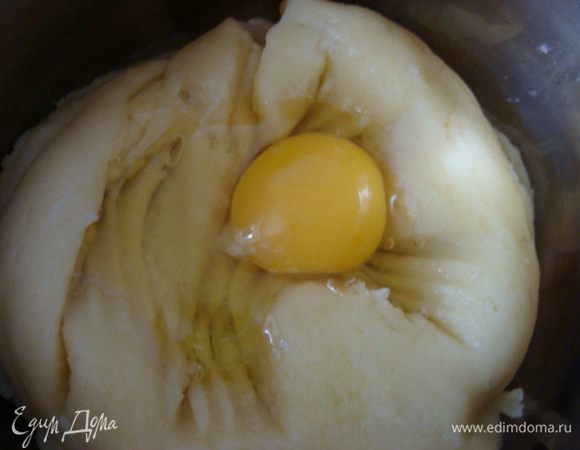 Добавить в тесто 1 яйцо и перемешать миксером на маленькой скорости.
Это не совсем просто, т.к. тесто плотное, но с каждым последующим яйцом, процесс пойдет все быстрее и легче.