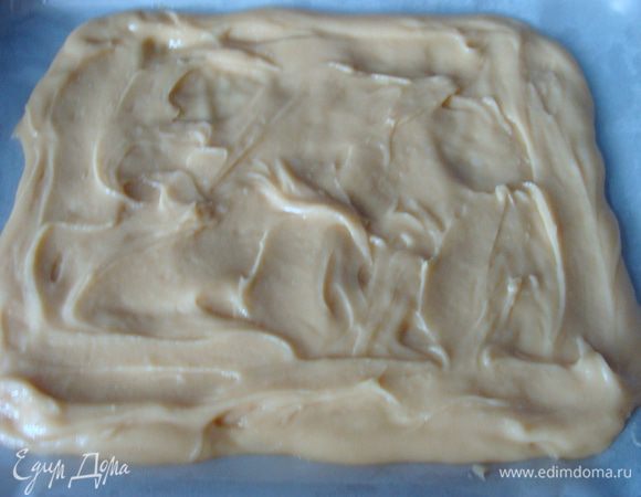 Потом тесто выложить или в разъемную форму не меньше 26-28см в диаметре, или как я теперь уже делаю и мне нравится больше, просто на противень на пекарскую бумагу смазанную растительным маслом.
