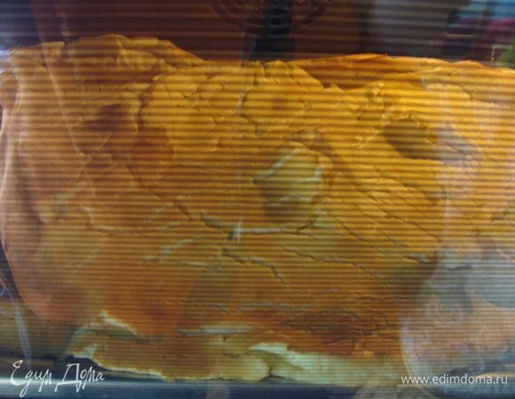 Духовку предварительно разогреть до 180- 200*
Поставить тесто на 30 минут.
Оно будет очень сильно подниматься и увеличиваться на весь противень. 
Духовку открывать во время приготовления ни в коем случае нельзя, иначе тесто осядет.