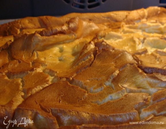 Вот они - карпаты! Отсюда название пирога.
Готовый корж можно разрезать на две равные части, на одну положить крем, а вторым накрыть сверху и поставить в холод. 
Я делаю два коржа отдельно, для красоты)