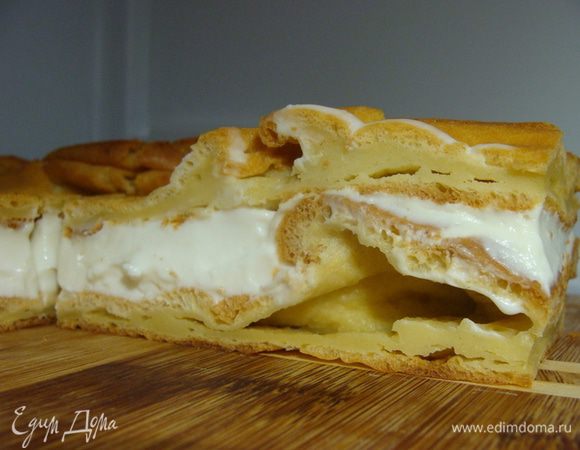 Вот такой получается разрез рельефный!
Ну а теперь расскажу как сделать крем. Сначала свой!
Замочить желатин в воде, настоять, потом растопить. Смешать рикотту, сливки, сахарную пудру, ванилин, потом добавить желатин, поставить в холод застывать, периодически помешивая массу. Когда масса застынет до такого состояния, что не будет растекаться, распределить ее по одному коржу и накрыть вторым, убрать в холодильник на ночь. Крем не должен быть очень плотным.

А теперь второй вариант крема, из оригинального рецепта:
В кастрюлю налить 100 мл молока, добавить муку, крахмал, желтки, сахар и ванилин, размешать, долить оставшееся молоко. На огне довести до загустения, постоянно помешивая. Остудить, накрыв крышкой. Взбить масло, постепенно добавлять пудинг, продолжая взбивать.