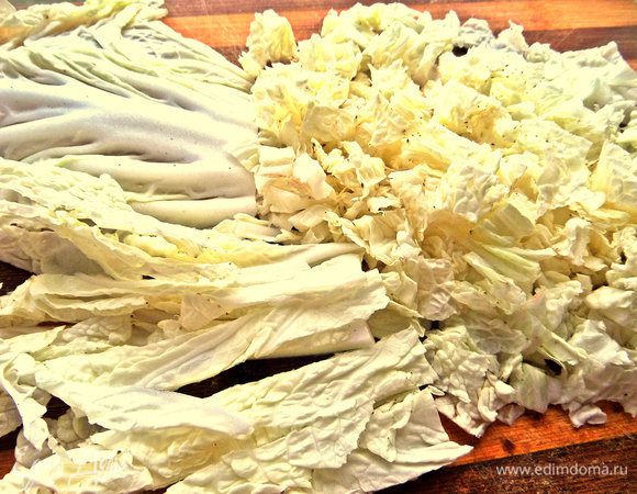 Пекинскую капусту промыть,порубить.