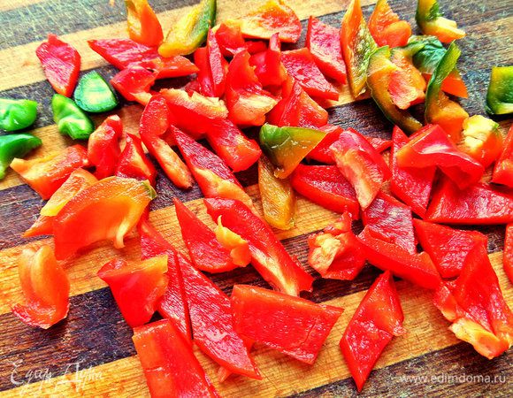 Болгарский перец помыть, почистить, нарезать на кубики.