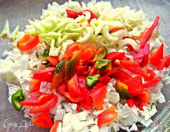 Сельдерей добавить тонкими кусочками.