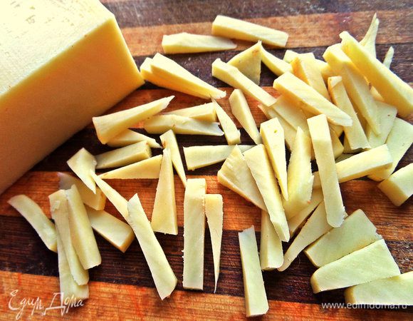 Сыр нарезать брусочками.