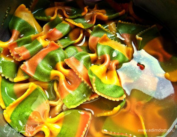 Она при варке теряет немного цвет, но по-прежнему радует глаз :)