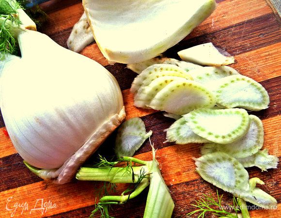 Половинку фенхеля нарезать на слайсы.