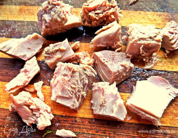 Тунец из баночки разобрать на кусочки.