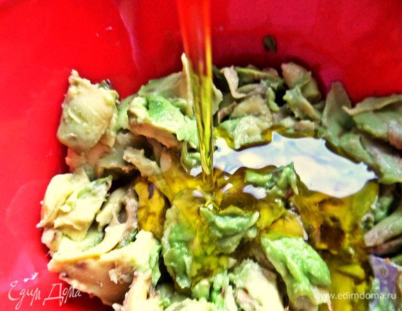 Для заправки очень мягкий авокадо размешать с маслом.