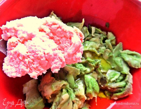 Добавить икру из мойвы с подкопчённым лососем (продаётся в баночках по 165 г или в тюбиках). Имеет сливочный рыбный вкус и кремовую текстуру - хорошо на гренку :)