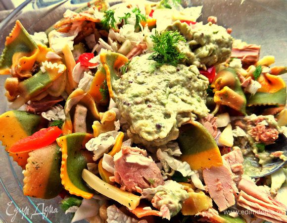 Нанести заправку на перемешанный салат.