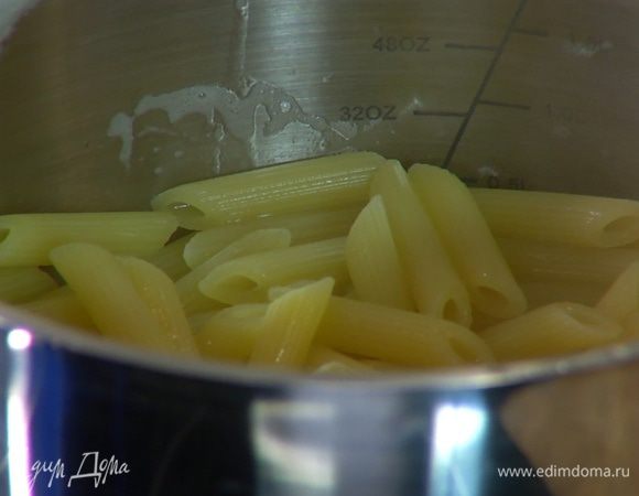 Пенне отваривать в подсоленной воде на пару минут меньше, чем указано в инструкции на упаковке, затем воду слить и сохранить, макароны вернуть в кастрюлю.