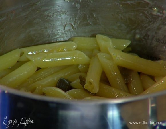 В горячие макароны выложить соус, перемешать.