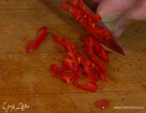 Перец чили, удалив семена, нарезать тонкими полосками.