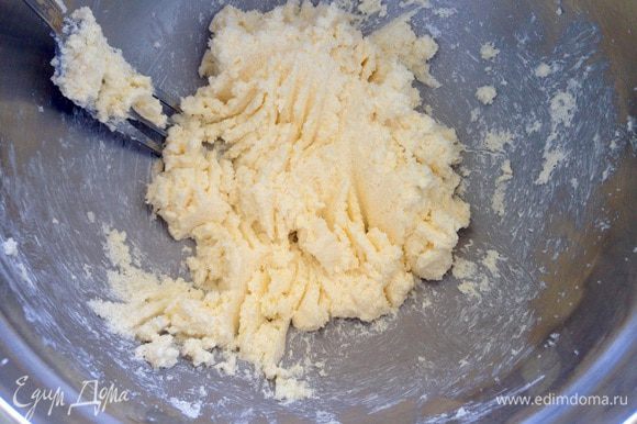 Масло хорошо растереть с сахаром.