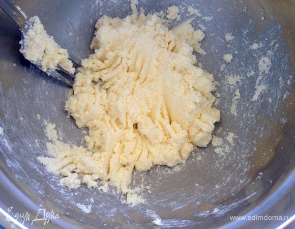 Масло хорошо растереть с сахаром.