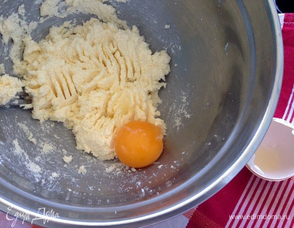Добавить желток (большой), ванильный сахар и хорошо взбить.